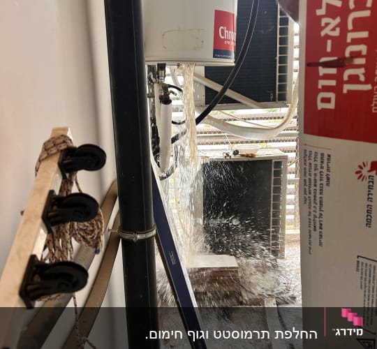 מים זורמים מדוד שמש עם צינורות וחיבורים